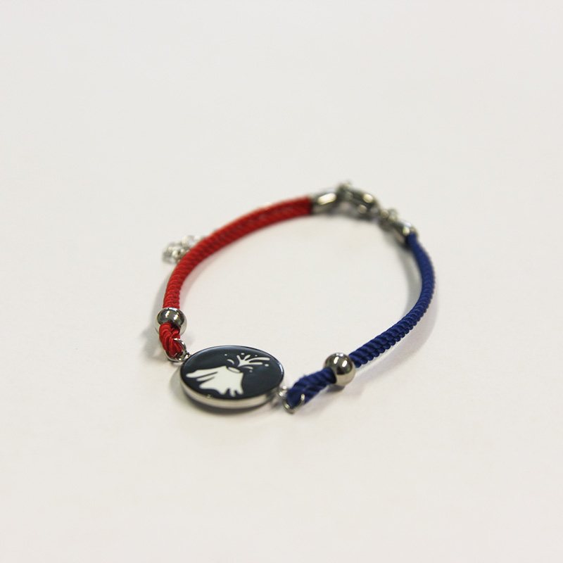 Bracelet exclusif avec cordon rouge et bleu et médaillon volcan