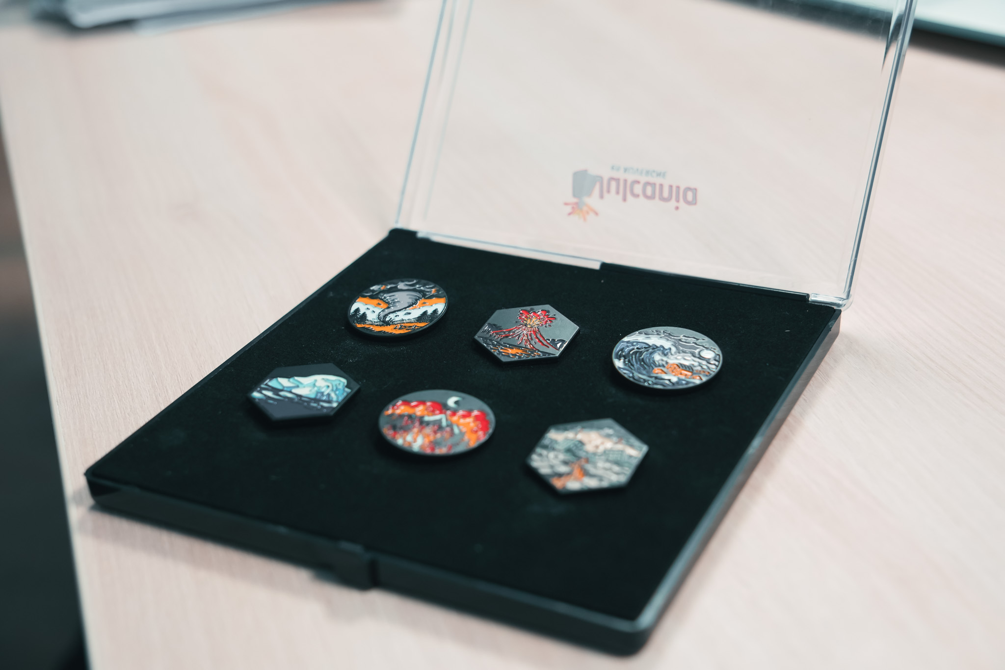Coffret de 6 pin's "Terre en colère"
